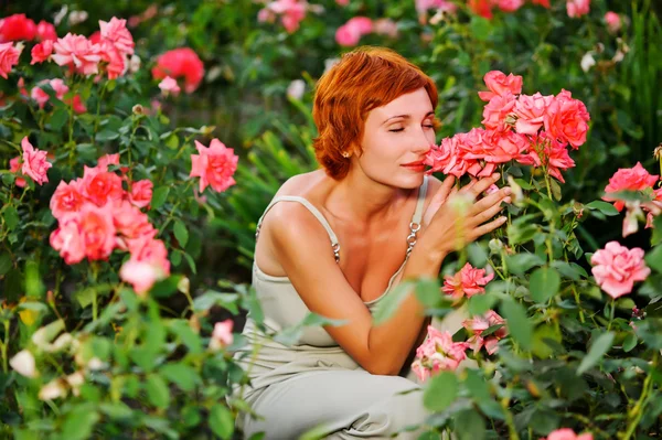 Γυναίκα σε ένα κήπο με τριαντάφυλλα — Φωτογραφία Αρχείου