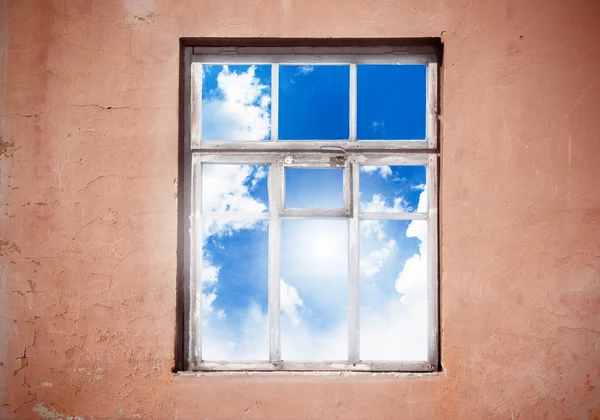 ปิดหน้าต่างด้วยท้องฟ้า — ภาพถ่ายสต็อก