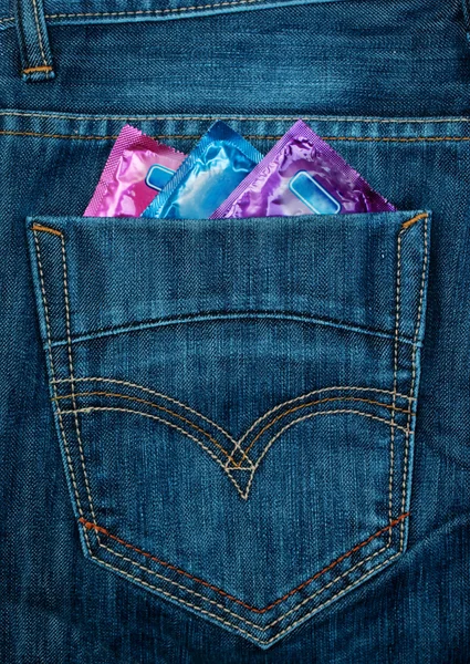 Презерватив в кармане джинсов — стоковое фото