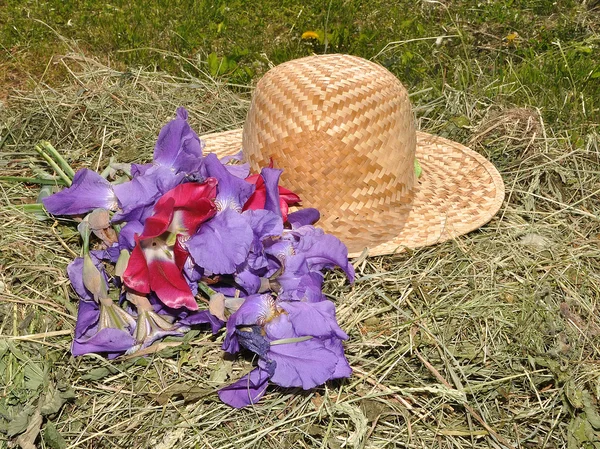 The hat and flowers on hay — Stock Photo, Image