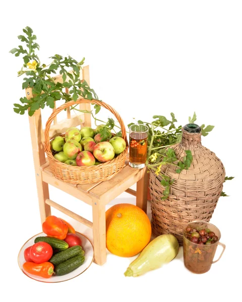 野菜、果物、床の上の瓶 — ストック写真