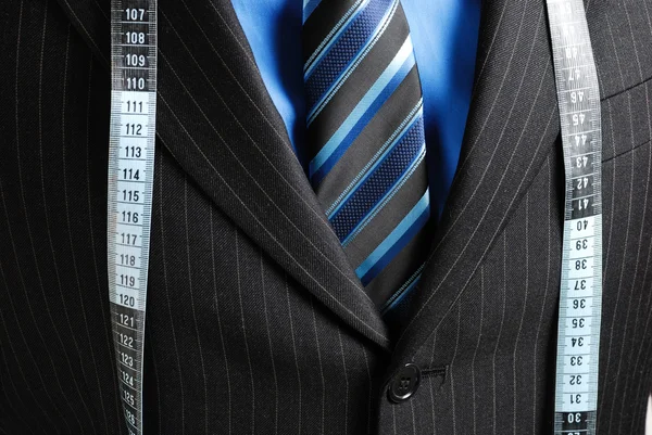 Hombre de negocios con cinta métrica — Stockfoto