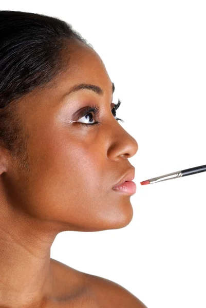 Jonge vrouw een lip borstel toepassen — Stockfoto