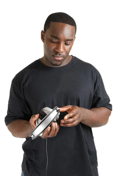 Mladý muž, který držel hudební sluchátka sluchátka — Stock fotografie