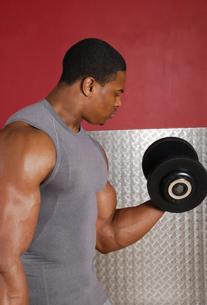 Afro-Amerikan başka ağırlık kaldırma egzersizleri... — Stok fotoğraf