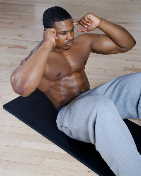 Afrikalı-Amerikalı ups sit ve crunches yapmak — Stok fotoğraf