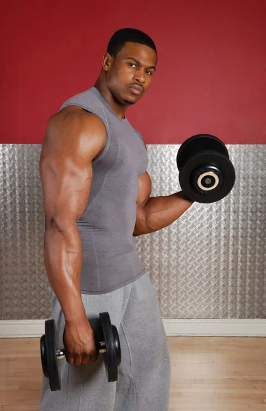 アフリカ系アメリカ人の重量を持ち上げる — ストック写真