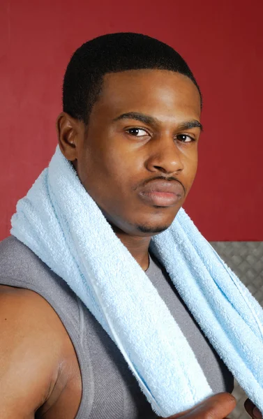 Entrenador afroamericano con toalla — Foto de Stock