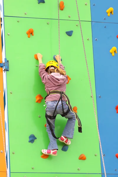 Kind klimmen op een klimmuur, buiten — Stockfoto