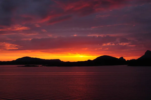 Панорамою заходу сонця з човні від узбережжя Норвегії — стокове фото