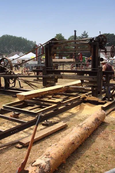 Máquina antiga para serrar os troncos de madeira na França — Fotografia de Stock