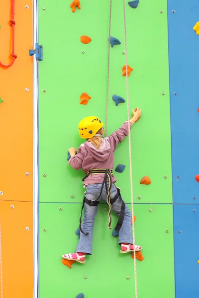 Dítě lezení na horolezecké stěně, venkovní — Stock fotografie