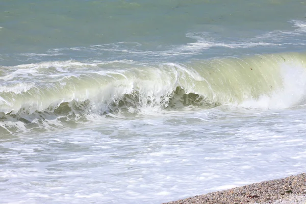 Golf en spray op de Franse kust van Normandië — Stockfoto