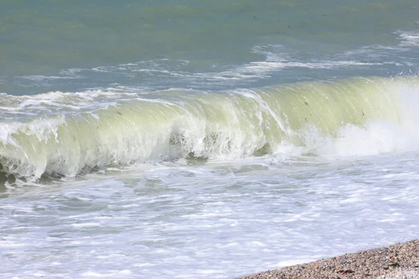 Ola y spray en la costa francesa de Normandía —  Fotos de Stock
