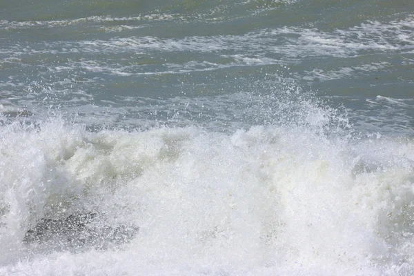 波和喷在法国诺曼底海岸上 — 图库照片