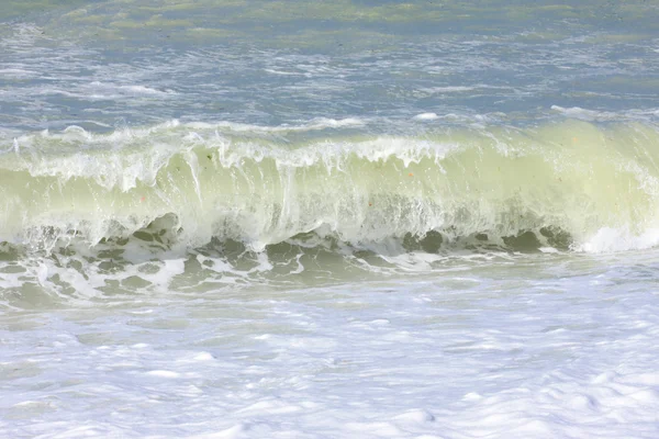 波和喷在法国诺曼底海岸上 — 图库照片