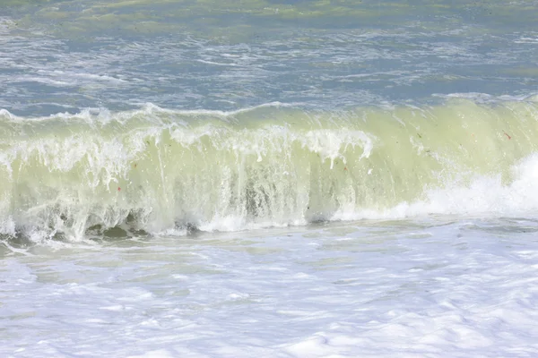 Волна и брызги на французском побережье Нормандии — стоковое фото