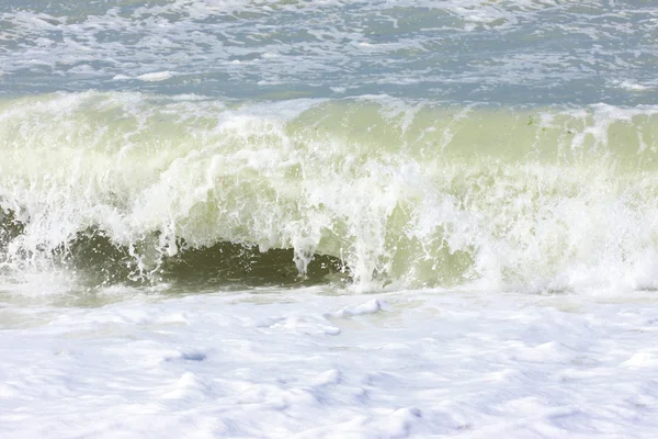 波とフランスのノルマンディー海岸にスプレー — ストック写真