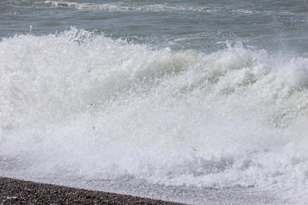 Ola y spray en la costa francesa de Normandía —  Fotos de Stock