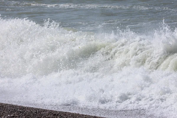 Ola y spray en la costa francesa de Normandía — Foto de Stock