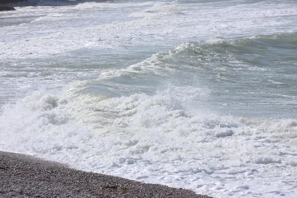 Vlna a sprej na francouzské pobřeží Normandie — Stock fotografie
