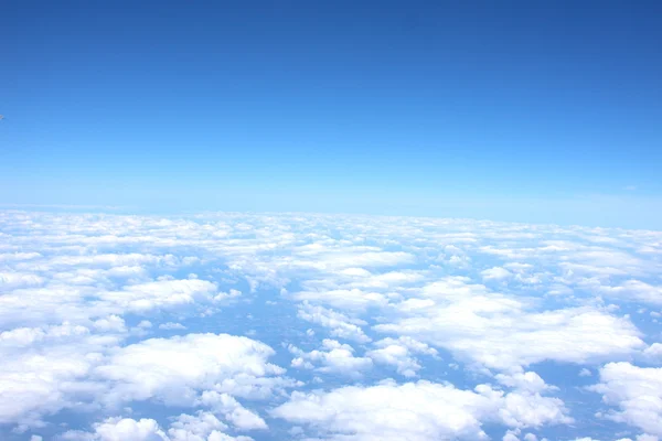 Felhők és a kék ég gép látható — Stock Fotó
