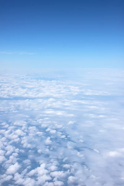 Хмари і блакитне небо видно з літака — стокове фото