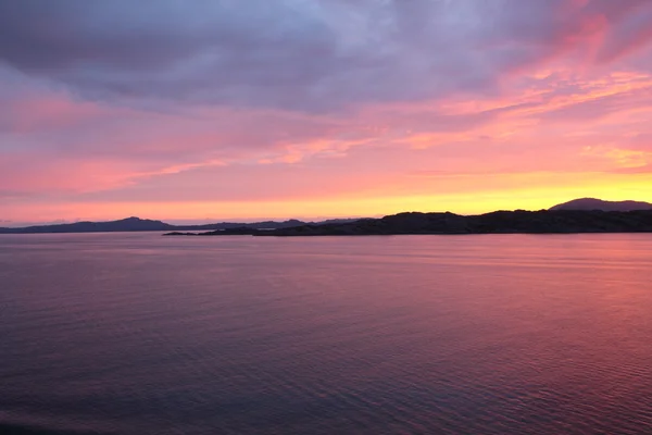 Pôr do sol vista de um barco ao largo da costa do norway — Fotografia de Stock