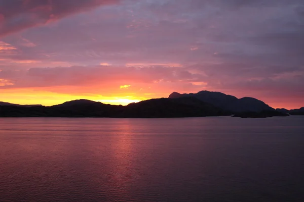 Sonnenuntergang von einem Boot vor der Küste Norwegens — Stockfoto