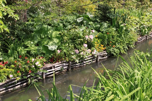 Rzeka w ogrodzie — Zdjęcie stockowe
