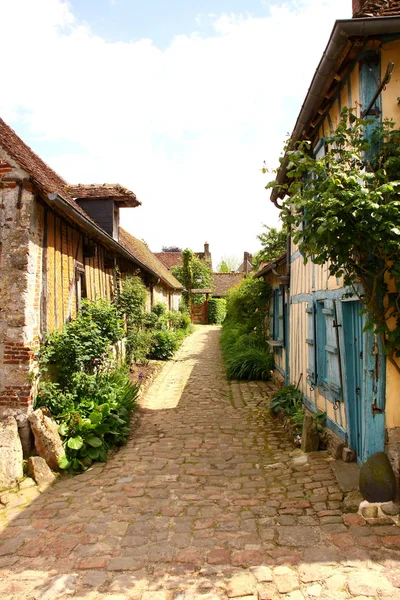 Старый дом в средневековой деревне — стоковое фото