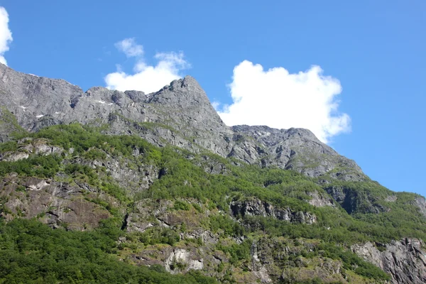 Flanc de montagne en Norvège au printemps — Photo