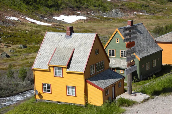 Norwegian house of colors in the mountains — Stock Photo, Image