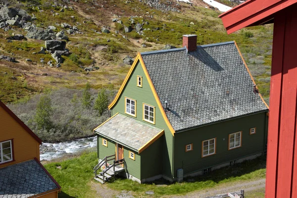 Renk dağlarda Norveç ev — Stok fotoğraf