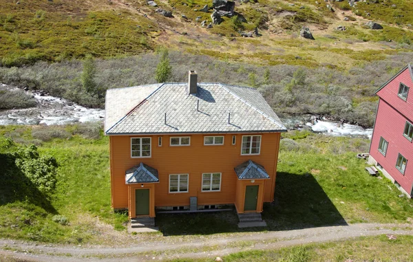 Норвезька-будинок кольорів в горах — стокове фото
