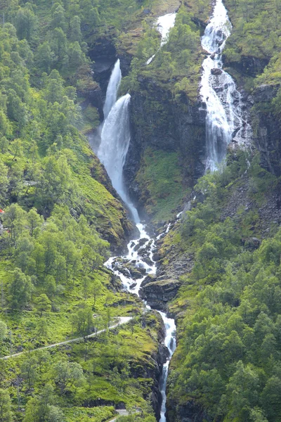 Torrent mit starker Strömung im Frühling in Norwegen — Stockfoto