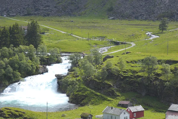 Торрент с сильным током весной в Норвегии — стоковое фото