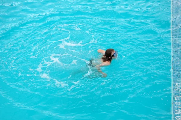 儿童游泳泳池里的潜水面罩 — 图库照片