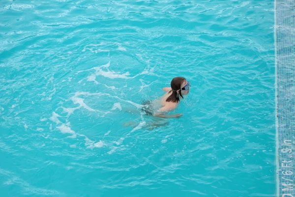 Niños nadando en una piscina con una máscara de buceo —  Fotos de Stock