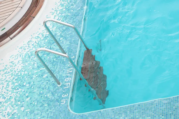 Escadas piscina em um navio de cruzeiro — Fotografia de Stock