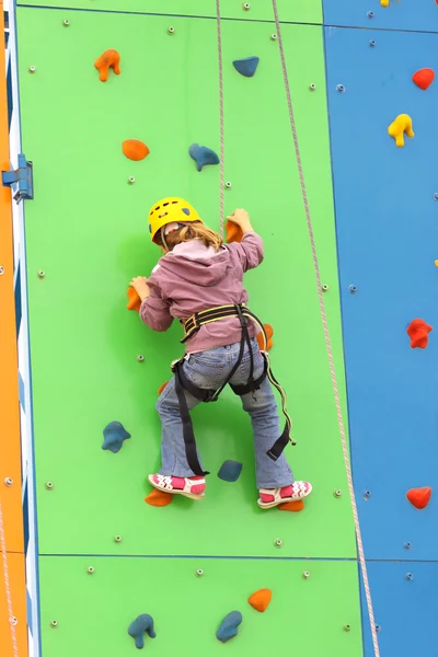 Kind klimmen op een klimmuur, buiten — Stockfoto