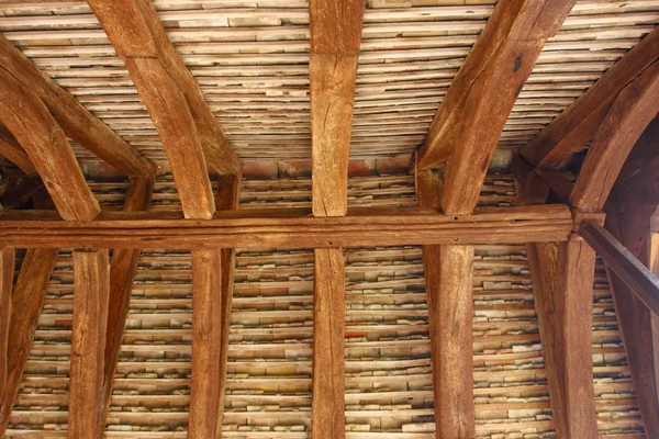 Structurele houten dak van de ingang van een oude kerk — Stockfoto