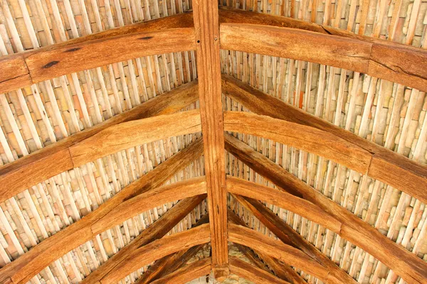 Structurele houten dak van de ingang van een oude kerk — Stockfoto