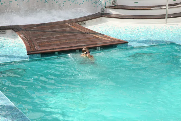 Barn simma i en pool med en dykning mask — Stockfoto