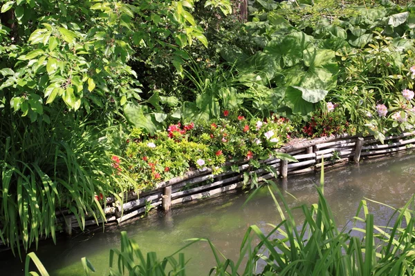 Fluss im Garten — Stockfoto