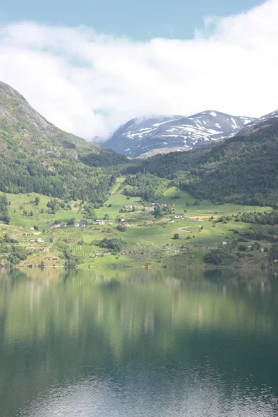 Zieloni wspaniałych fiordów Norwegii na wiosnę — Zdjęcie stockowe