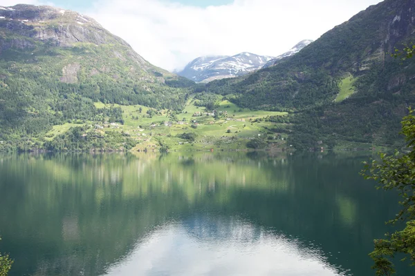 Merveilleux fjord vert du nord au printemps — Photo