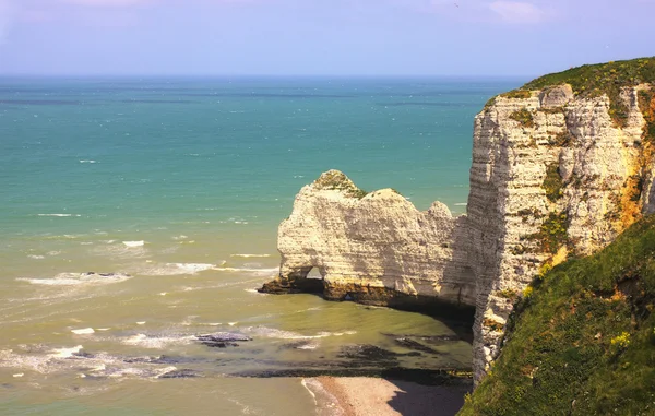 Stranden med klippan Falaise d 'Aval. Normandie, Cote d 'Albatre, Frankrike — Stockfoto