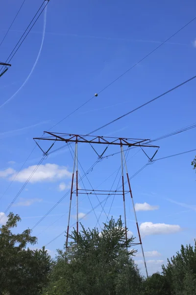 Электрический столб, высоковольтная линия — стоковое фото