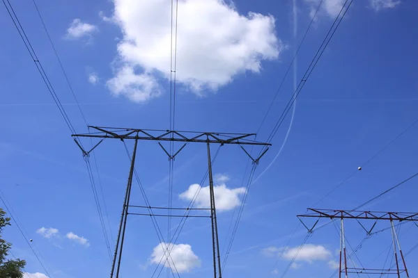 Pylon elektrycznych, linii wysokiego napięcia — Zdjęcie stockowe